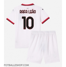 AC Milan Rafael Leao #10 Replika Bortedrakt Barn 2024-25 Kortermet (+ bukser)