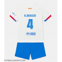 Barcelona Ronald Araujo #4 Replika Bortedrakt Barn 2023-24 Kortermet (+ bukser)