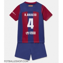 Barcelona Ronald Araujo #4 Replika Hjemmedrakt Barn 2023-24 Kortermet (+ bukser)