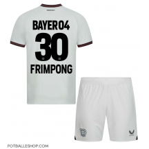 Bayer Leverkusen Jeremie Frimpong #30 Replika Bortedrakt Barn 2023-24 Kortermet (+ bukser)