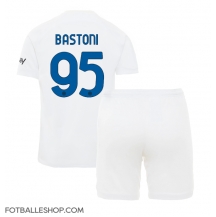 Inter Milan Alessandro Bastoni #95 Replika Bortedrakt Barn 2023-24 Kortermet (+ bukser)