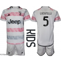 Juventus Manuel Locatelli #5 Replika Bortedrakt Barn 2023-24 Kortermet (+ bukser)